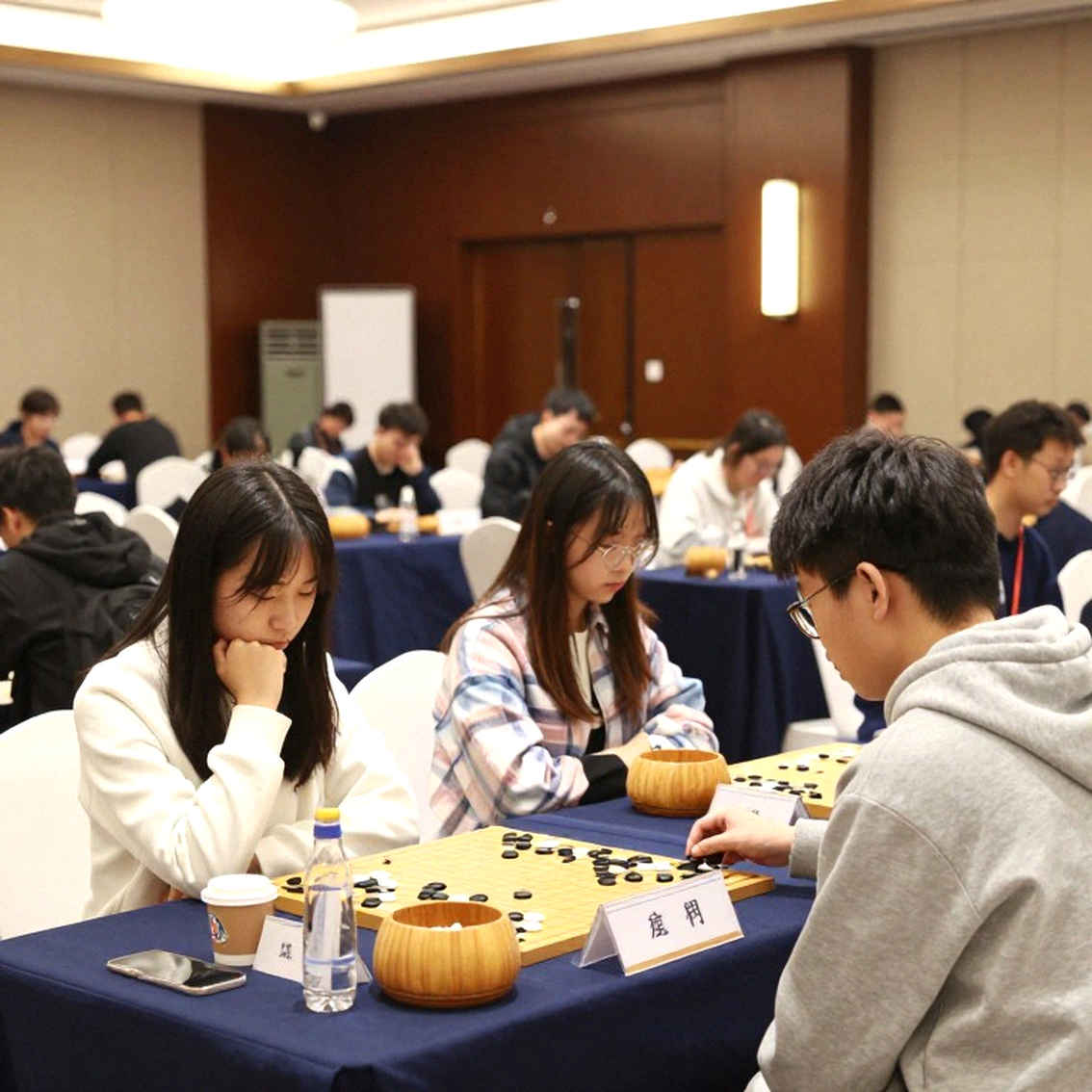 Phòng thủ Scandinavia: Nước 1...d5, video 60 phút và cái bóng của Carlsen