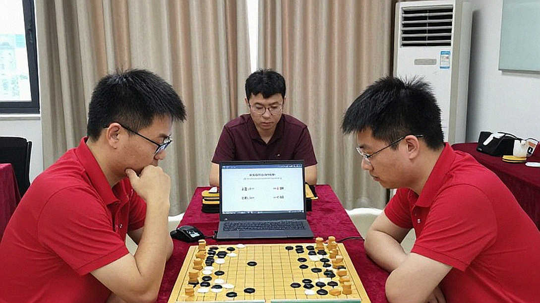 Nepomniachtchi bóp nghẹt Carlsen rồi hạ Sindarov bằng đồng hồ: GCL 2026 khen ngợi quá sớm hay đang đọc lại trận đấu?