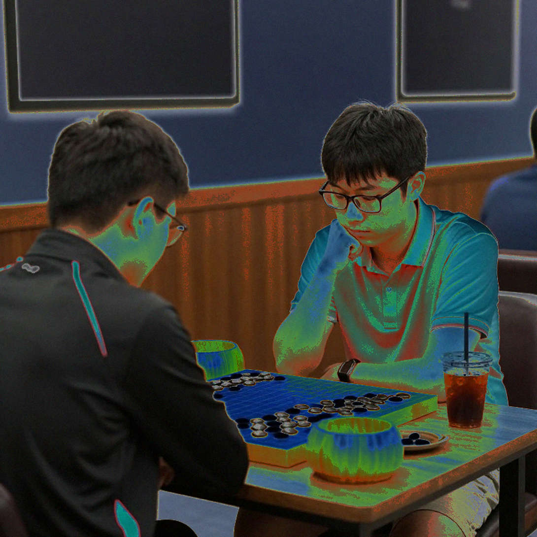 Nepomniachtchi khiến Carlsen toát mồ hôi trước khi vượt qua Sindarov nhờ đồng hồ